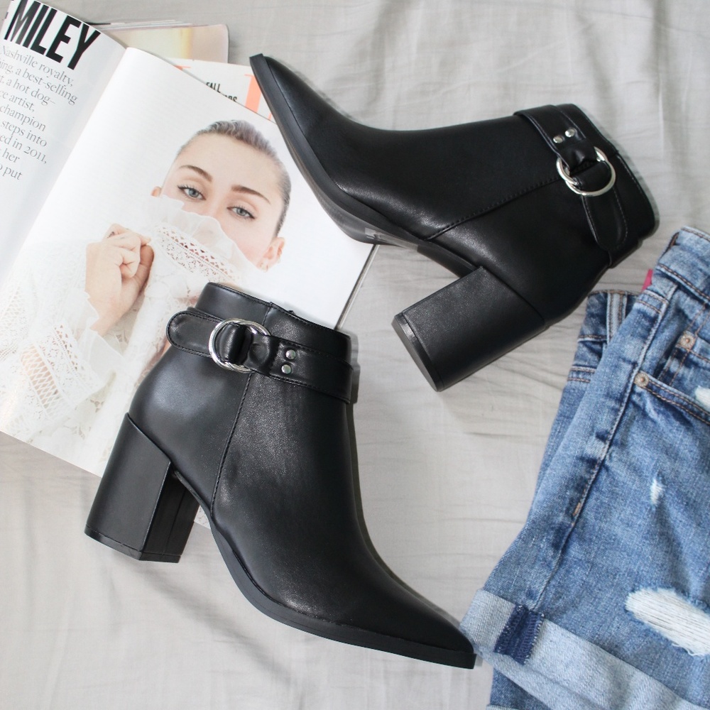 🚨ON SALE🚨//The Taylor// Black Buckled bootie - Picture 6 of 8